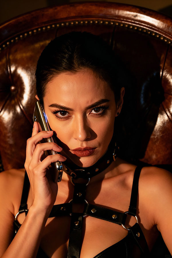 Línea Dominatrix - Mujeres dominantes esperando tu llamada